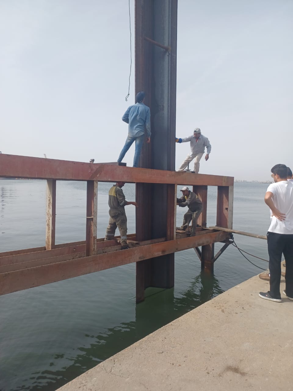 الاعمال البحرية و المعدات